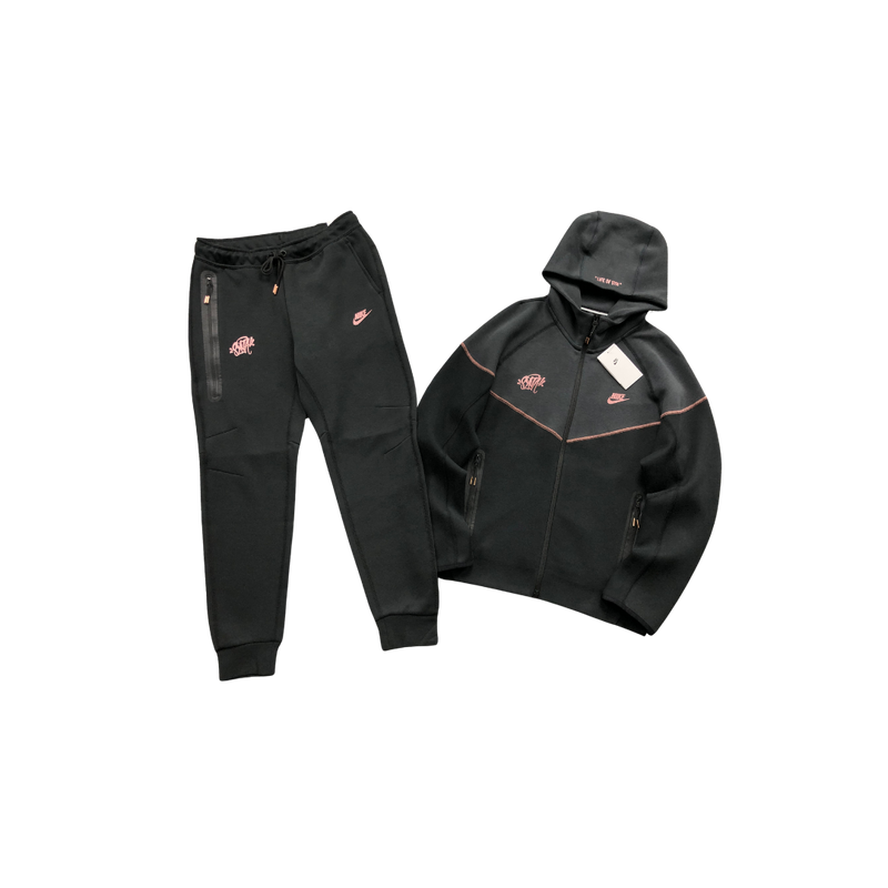 Conjunto Tech Fleece × Syna Wolrd “Bronze Black“